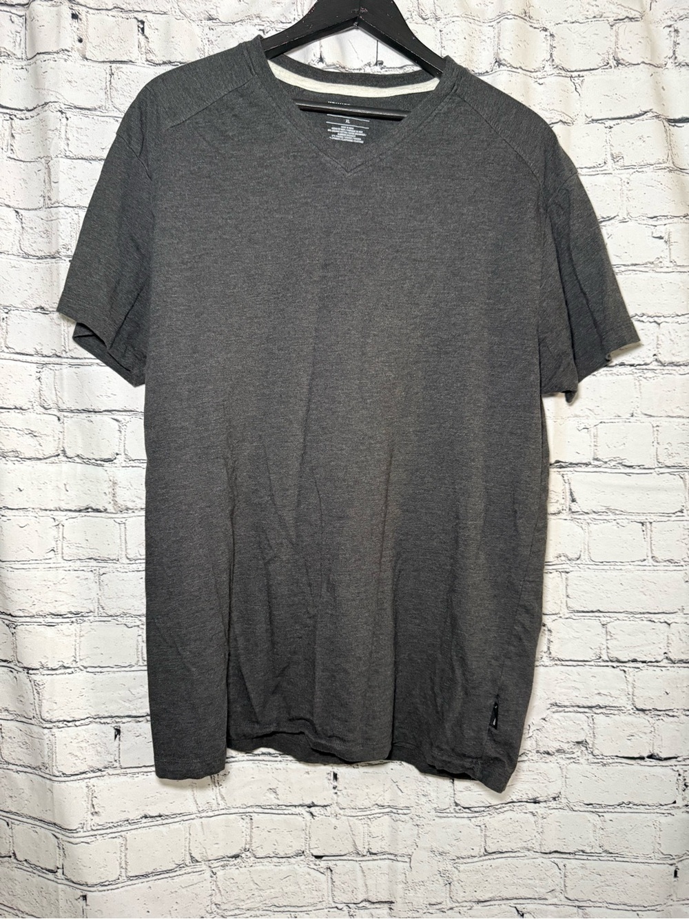 Kenneth Cole. Gray vneck size. Xl